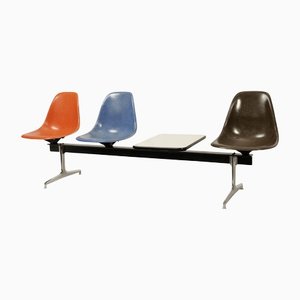 Tavolino in fibra di vetro di Charles & Ray Eames per Herman Miller