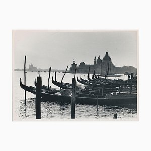 Góndolas y horizonte, Italia, años 50, fotografía en blanco y negro