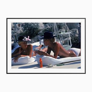 Slim Aarons, Sunbathing in Antibes, 1976, Fotografía a color