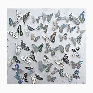 Sumit Mehndiratta, mariposas holográficas, 2022, acrílico sobre tabla