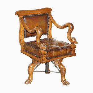 Butaca Chesterfield antigua de cuero marrón con brazo de delfín