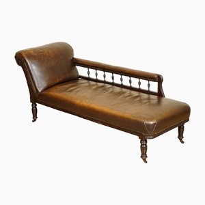 Chaise longue victoriana antigua de cuero tallado