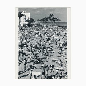 Fotografia in bianco e nero di Crowded Beach, Florida, Stati Uniti, anni '60