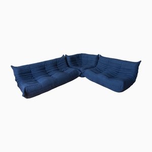 Silla esquinero Togo de microfibra en azul y sofá de 2 y 3 plazas de Michel Ducaroy para Ligne Roset. Juego de 3