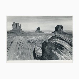 Fotografia in bianco e nero di Monument Valley, Utah / Arizona, Stati Uniti, anni '60