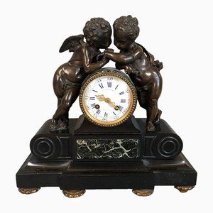 Reloj de repisa de mármol con figuras de bronce