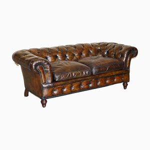 Sofá Chesterfield victoriano antiguo de cuero marrón con cojines de plumas