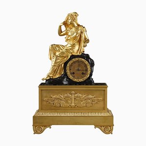 Período de Restauración Reloj de bronce dorado con mujer joven