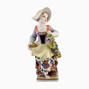 Antike handbemalte Porzellanfigur eines Mädchens mit Blumen von Augustus Rex, Deutschland