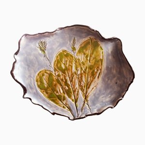 Piatto decorativo in ceramica con 3 foglie selvatiche di Proietti Daniela