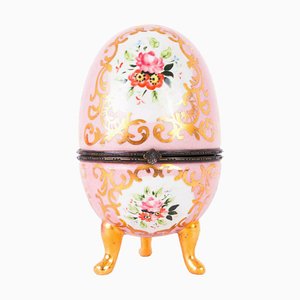 Uovo in porcellana rosa dipinta a mano nello stile di Dresda