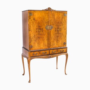 Mueble de cóctel Queen Anne de madera nudosa de nogal, principios del siglo XX