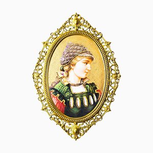 Placa ovalada de porcelana de Berlín que representa a una mujer joven con marco de ormolú, siglo XIX