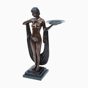 Figura estilo Art Déco de niña de bronce con chal y bandeja