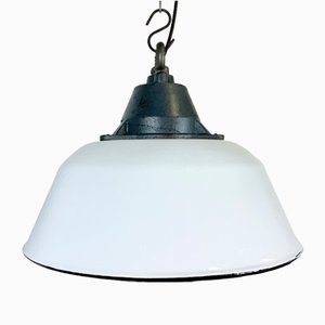 Lámpara colgante industrial de hierro fundido y esmalte blanco, años 60