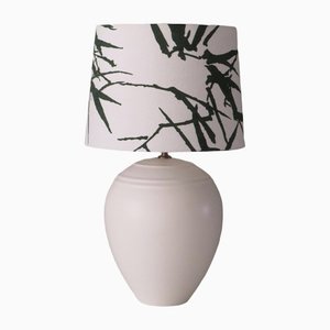 Lámpara de mesa de cerámica en crema con una nueva pantalla personalizada de Kostka