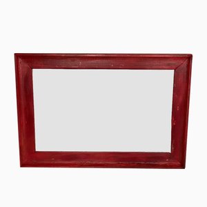 Spiegel mit rotem Rahmen
