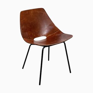 Moderner französischer Mid-Century Tonneau Stuhl aus braunem Leder & Metall von Pierre Guariche, 1950er