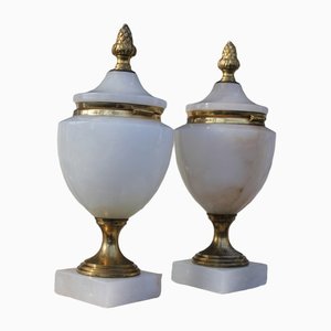 Urnas de alabastro blanco lechoso con detalles de latón. Juego de 2