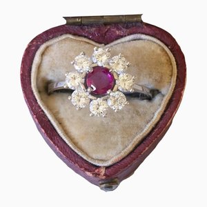 Anillo Daisy vintage de oro blanco de 18 quilates con rubíes y diamantes, años 70