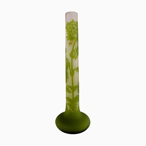 Riesige Kunstglas Vase aus Milchglas mit grünen Motiven von Emile Gallé