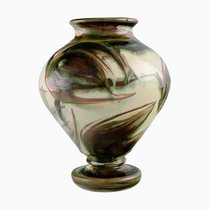 Vaso in ceramica smaltata con fiori su sfondo color crema di Kähler
