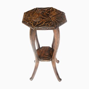 Tavolino Art Nouveau antico in legno di noce intagliato, inizio XX secolo