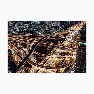 Immagini aeree, veduta aerea del traffico di Dubai e incrocio stradale di notte, fotografia