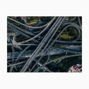 Imágenes de vista aérea, vista superior de la intersección de la carretera y el transitado paso elevado, fotografía