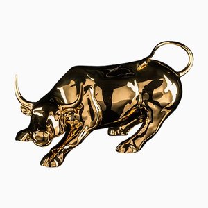 Scultura raffigurante un toro di Wall Street in ceramica dorata di VGnewtrend