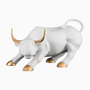 Scultura raffigurante un toro di Wall Street in ceramica bianca e oro di VGnewtrend