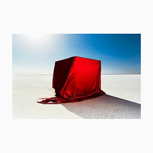 Andy Ryan, Box mit rotem Stoff auf Salt Flats, Fotografie