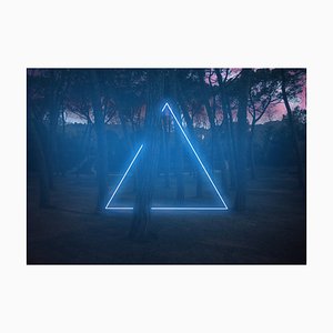 Artur Debat, Néon Bleu Triangle Light Between Pine Trees, Photographie