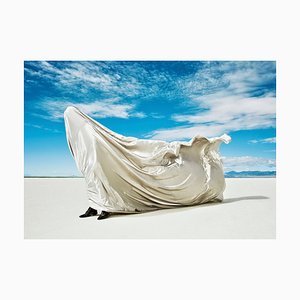 Artur Debat, Hombre cubierto de tela siendo soplado por el viento, Fotografía