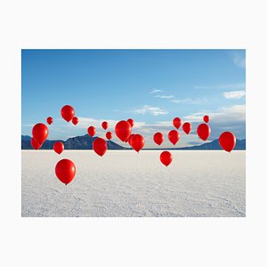 Andy Ryan, Gruppe von roten Luftballons auf Salz Ebenen, Fotografie