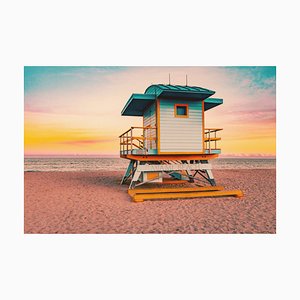 Artur Debat, Miami Beach Lifeguard Tower con Sunset Sky e Empty Beach, fotografia