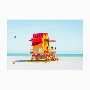 Artur Debat, colorida torre de salvavidas de Miami Beach con cielo azul, fotografía