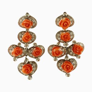 Aretes colgantes de diamantes, flores de coral rojo y oro blanco de 14 kt. Juego de 2