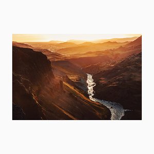 Iceland Valley mit goldenen Licht und Berg Silhouetten von Artur Debat, Fotopapier