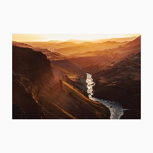 Valle de Islandia con luces doradas y siluetas de montaña de Artur Debat, papel fotográfico
