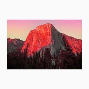 Artur Debat, immagine surreale colorata della roccia verticale El Capitan al tramonto, carta fotografica