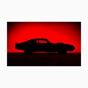 Casographia, Silhouette di un'auto muscolare Old Fashion su uno sfondo rosso, carta fotografica