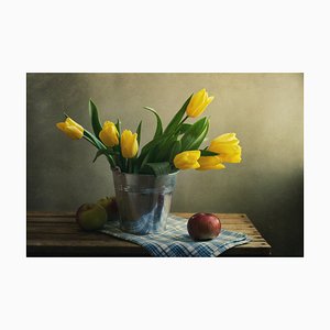 Anna Nemoy (xaomena), Bodegón con tulipanes amarillos y manzanas, Papel fotográfico