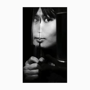 Gerolamo Auricchio / Eyeem, Ritratto di donna con coltello da cucina con riflessione su sfondo nero, carta fotografica