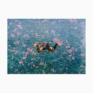 Hollie Fernando, Diving Into Pink Flowers, Papier Photographique