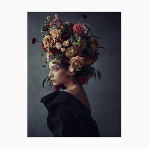 Igor Ustynskyy, mujer joven pensativa con tocado floral, papel fotográfico