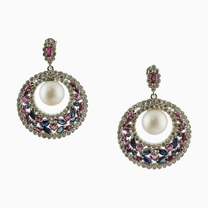 Aretes colgantes de oro blanco con perlas marinas blancas, diamantes, rubíes y zafiros azules