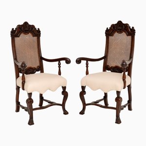 Antike viktorianische Armlehnstühle aus geschnitztem Nussholz, 2er Set