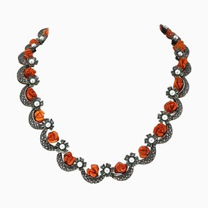 Collar de plata y oro con pequeñas perlas, flores de coral rojo, esmeraldas y diamantes