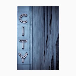 Cartel de neón de Scoutgirl, City con edificio en tonos azules, papel fotográfico